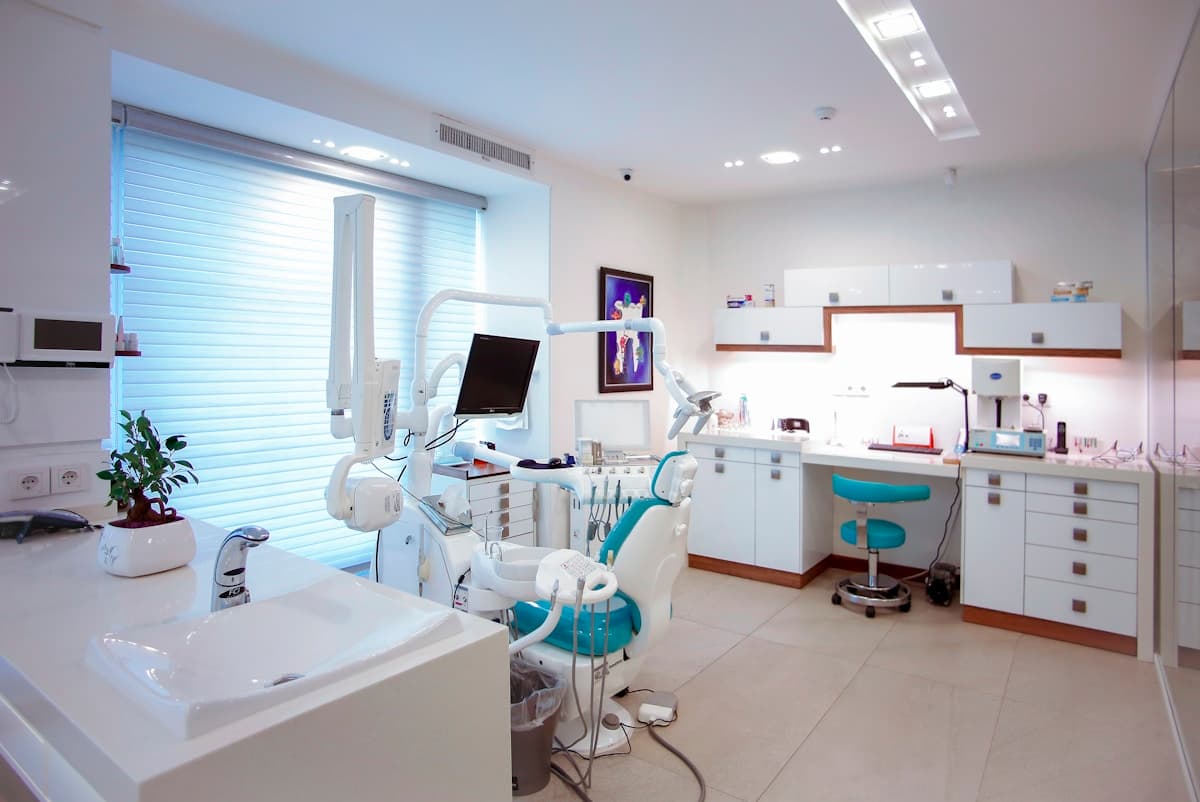 Consultorio dental moderno y bien equipado